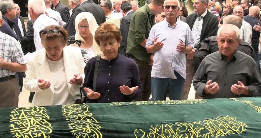 Eski İzmir Büyükşehir Belediye Başkanı Burhan Özfatura son yolculuğuna uğurlandı Eski İzmir Büyükşehir Belediye Başkanı Burhan Özfatura, Balçova Niyazi Uğur