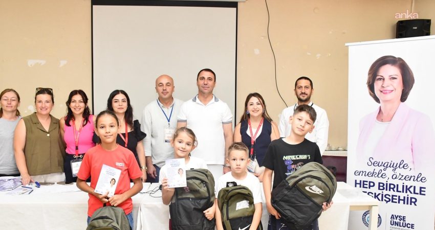 Eskişehir Büyükşehir Belediyesi’nden Beylikova’da 266 öğrenciye çanta ve kırtasiye desteği Eskişehir Büyükşehir Belediyesi tarafından Beylikova’da eğitim gören 266 ilköğretim öğrencisine