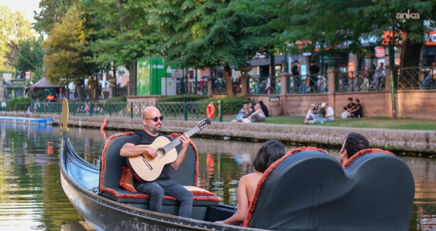 Eskişehir Porsuk Festivali, üçüncü gününde de renkli etkinliklere sahne oldu Eskişehir Büyükşehir Belediyesi'nin "Porsuk Akıyor, Dünya Eskişehir’de Buluşuyor" sloganıyla düzenlediği