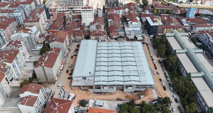 Eskişehir’de Kurtuluş Kapalı Pazar Yeri Projesi’nde imalat seviyesi yüzde 75’e ulaştı Eskişehir Büyükşehir Belediyesi’nin Kurtuluş Mahallesi’nde yapımını sürdürdüğü Kapalı Pazar Yeri