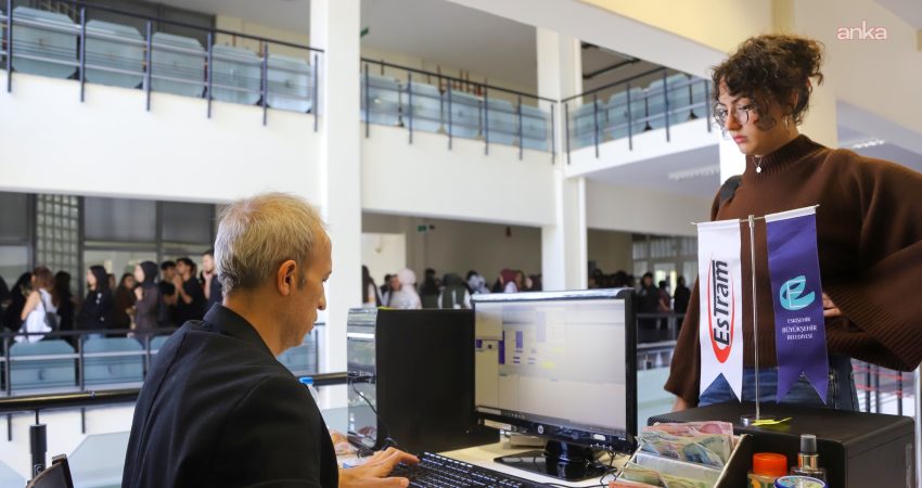 Eskişehir’de öğrencilerin ulaşım yükü hafifliyor: ESKART stantları 31 Ekim’e kadar açık Eskişehir Büyükşehir Belediyesi’nin üniversite öğrencilerine yönelik yaşama geçirdiği “Bas Geç”