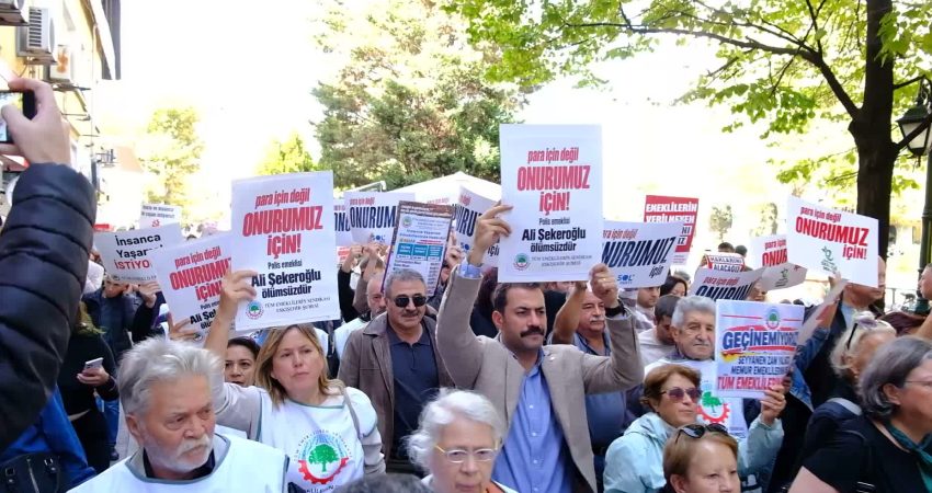 Ankara'da Anayasa Mahkemesi (AYM) önünde emekli derneklerinin seyyanen zam talebiyle