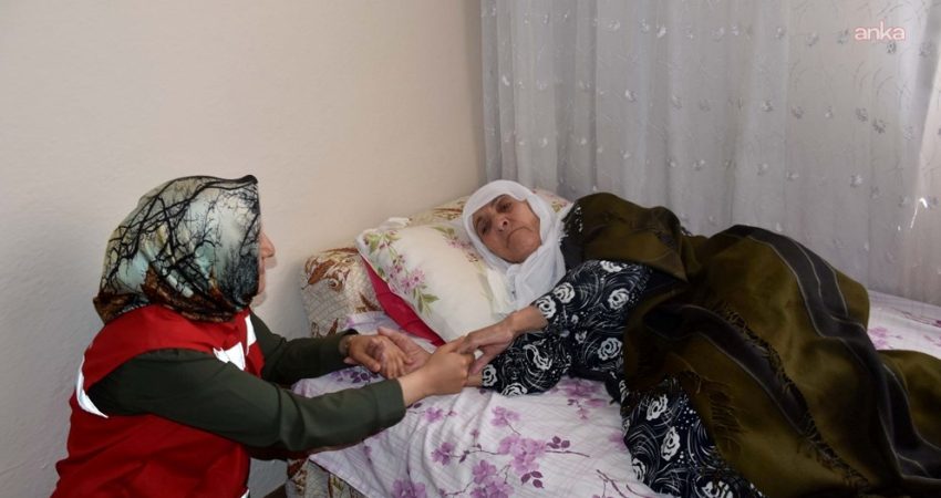Aile ve Sosyal Hizmetler Bakanı Mahinur Özdemir Göktaş, evlerinde bakılan