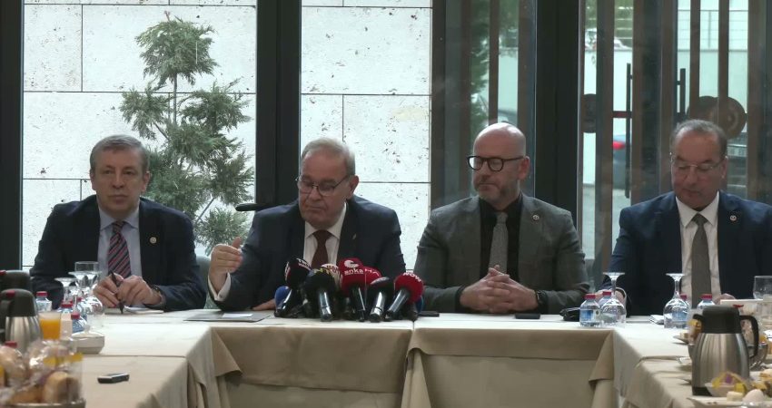 Faik Öztrak: Meclis Araştırma Komisyonu’nun derhal kurulması lazım CHP Grup Başkanı Faik Öztrak, “Bu yasama yılına, belki de