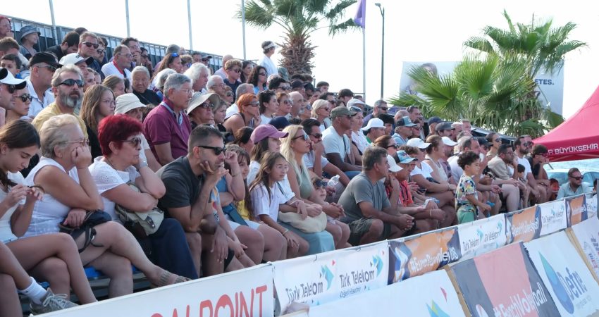 Foça’da plaj voleybolu heyecanı: Avrupa şampiyonları Hollanda ve Avusturya İzmir Büyükşehir Belediyesi’nin ev sahipliğinde Foça’da düzenlenen 2026 CEV U18