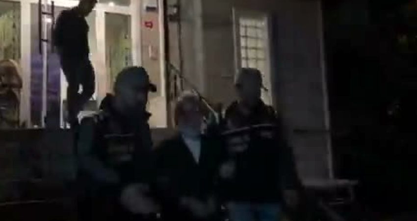 Gazeteci Ali Tarakçı, “halkı yanıltıcı bilgiyi alenen yayma” suçlamasıyla gözaltına