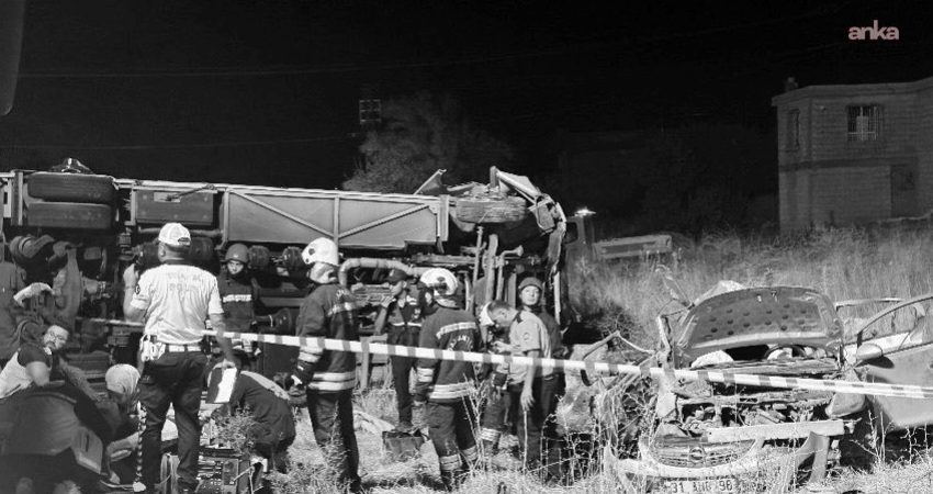 Gaziantep’te midibüs ile otomobil çarpıştı: 7 kişi öldü, çok sayıda yaralı var Gaziantep’in Nurdağı ilçesi yakınlarında yolcu midibüsü ile otomobilin çarpışması sonucu