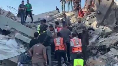 Gazze’de daha önce İsrail saldırılarında hasar gören altı katlı binanın