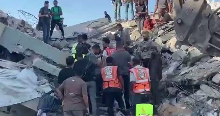 Gazze’de daha önce İsrail saldırılarında hasar gören altı katlı binanın