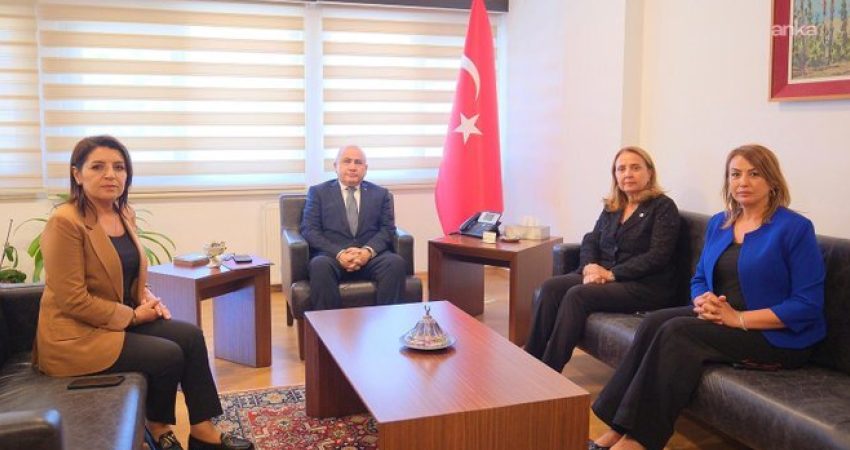 Girne’deki gemi faciası nedeniyle görevlendirilen CHP heyetinden Lefkoşa Büyükelçisi Başçeri’ye ziyaret CHP Genel Başkanı Kemal Kılıçdaroğlu'nun, Girne açıklarında 267 kişiyi taşıyan