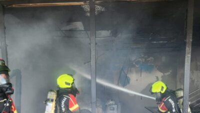 Balıkesir’in Gömeç ilçesinde bir siteye ait depoda çıkan yangın itfaiye