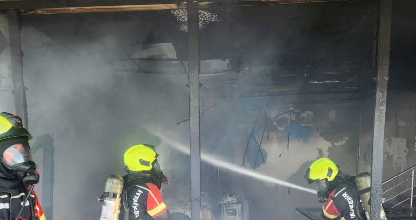 Gömeç’te depo yangını… Kullanılamaz hale geldi Balıkesir’in Gömeç ilçesinde bir siteye ait depoda çıkan yangın itfaiye