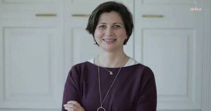 Gözaltındaki gazeteci Tuğba Tekerek’ten mesaj: Ben sadece gazetecilik kapsamında bir haber yaptım, gerçek er ya da geç ortaya çıkacak Ankara’da “Ailem Güvende” adı altında yürütülen operasyon kapsamında gözaltına alınan
