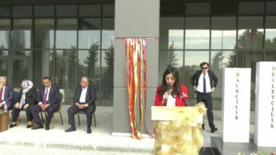 Ankara Bağımsız Milletvekili Adnan Beker, kardeşi Özalp Beker ile anne