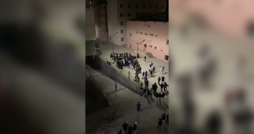Afife Kız Öğrenci Yurdu’nda bulunan öğrenciler yaşadıkları su kesintilerini protesto