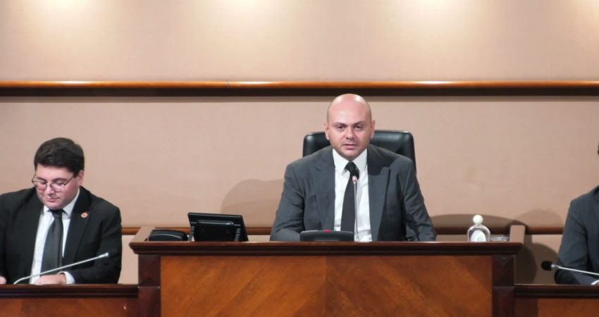 İBB Meclisi Eylül Ayı Toplantısı… CHP’den istifa eden meclis üyesini AK Parti’li meclis üyeleri tebrik etti İstanbul Büyükşehir Belediyesi (İBB) ve Kartal Belediye Meclis üyesi Ekrem