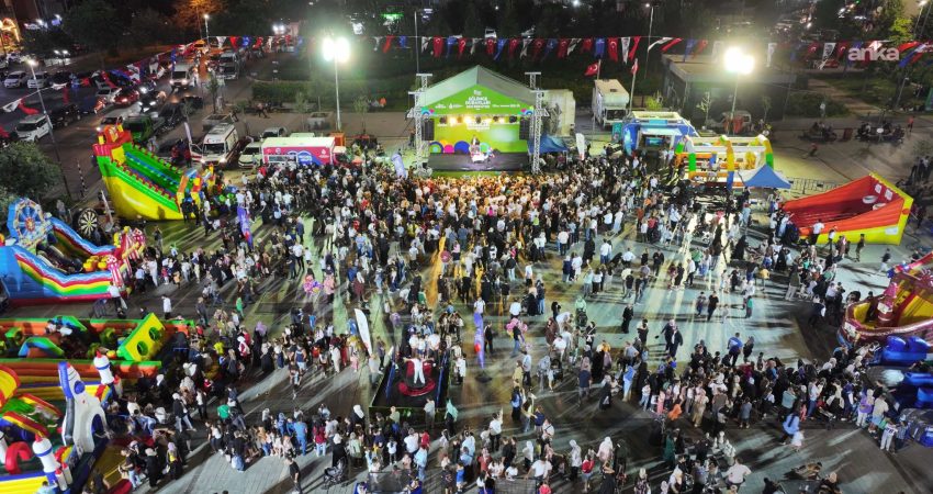 İBB, şehrin farklı noktalarında gerçekleştirdiği "Eğlence Durakları" etkinlikleriyle çocukların, gençlerin