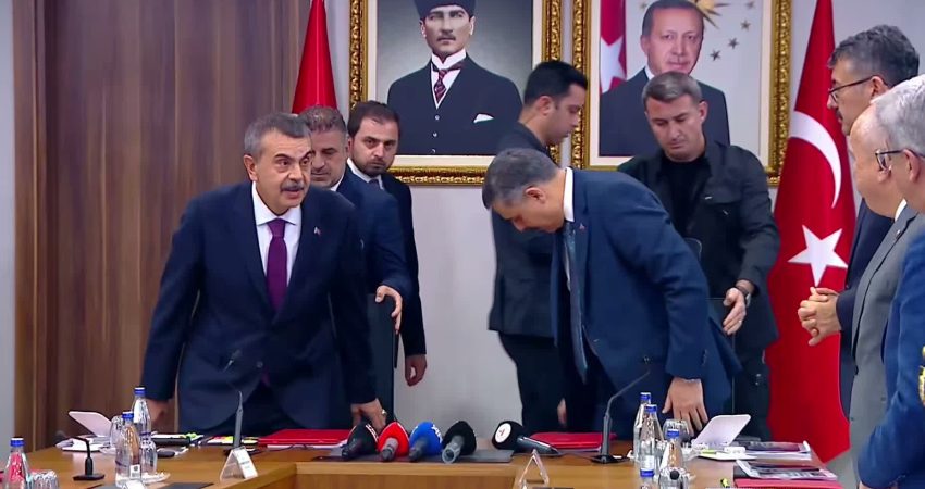 İçişleri Bakanlığı ile MEB arasında okul güvenliği protokolü imzalandı İçişleri Bakanı Mustafa Çiftçi ve Milli Eğitim Bakanı Yusuf Tekin,