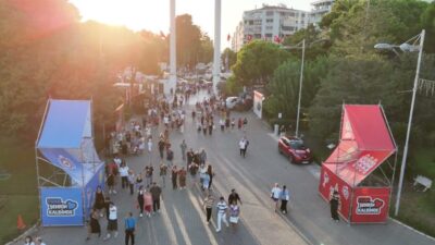 95. İzmir Enternasyonal Fuarı kapsamında kurulan Belediye Sokağı renkli etkinliklere