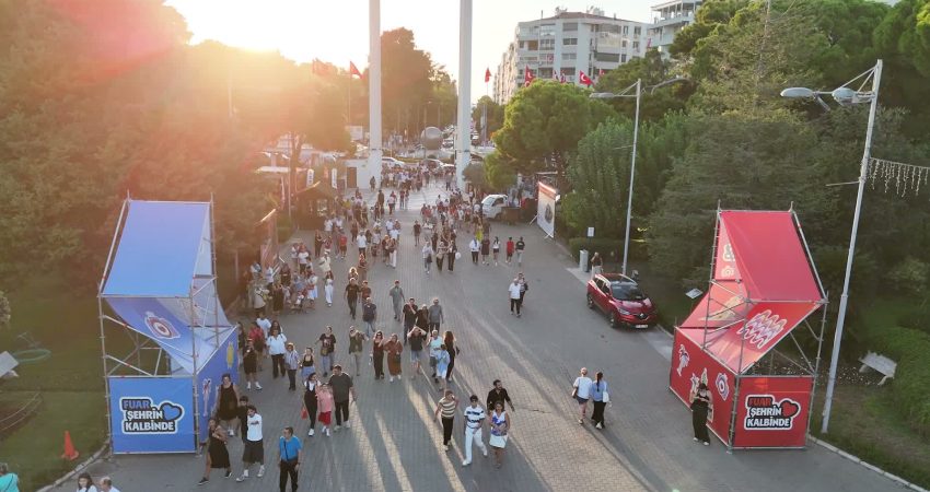 95. İzmir Enternasyonal Fuarı kapsamında kurulan Belediye Sokağı renkli etkinliklere
