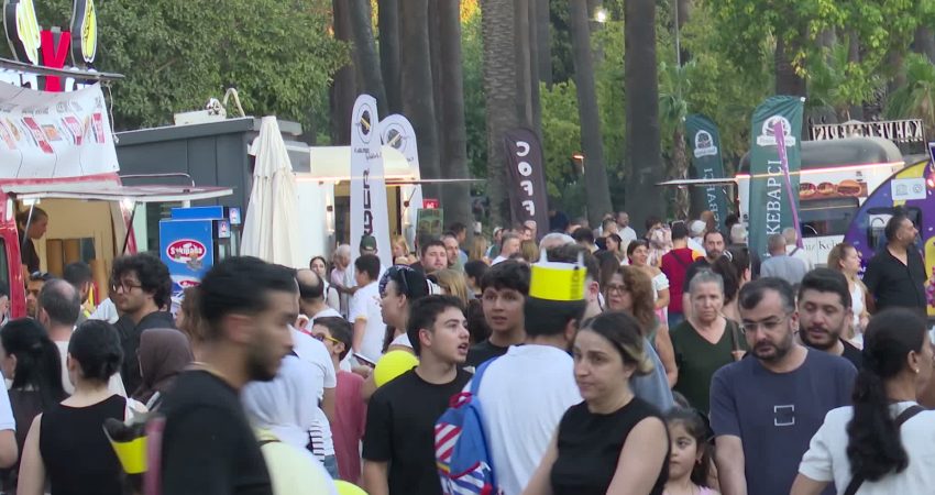 İEF’de sanat dolu gece… Levent Yüksel ve Salih Bademci’ye yoğun ilgi 95'inci İzmir Enternasyonal Fuarı, ikinci gününde müzik ve tiyatro dolu