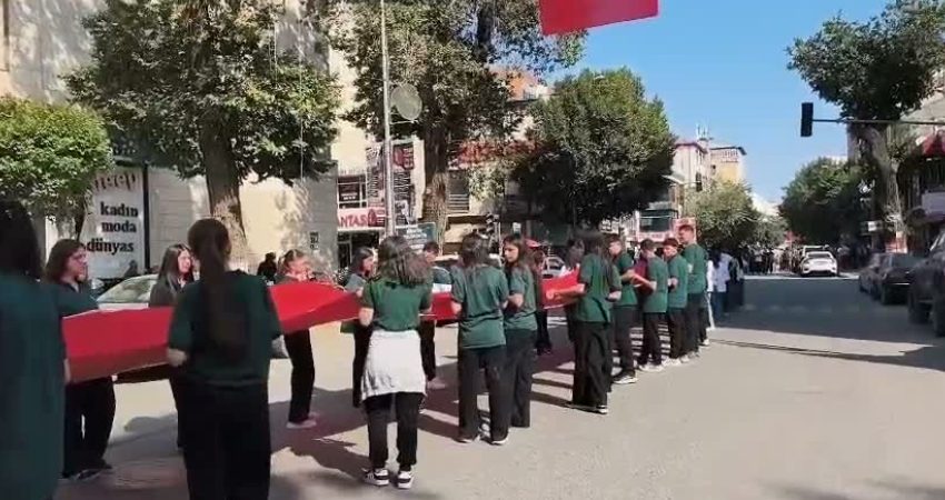 Iğdır’da Gaziler Günü kutlandı Iğdır'da 19 Eylül Gaziler Günü dolayısıyla yürüyüş ve tören düzenlendi.