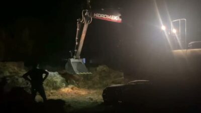 Iğdır’ın Ramazankent köyünde çıkan yangında yaklaşık bin 100 balya saman