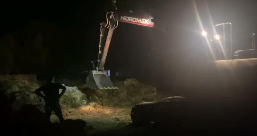 Iğdır’ın Ramazankent köyünde çıkan yangında yaklaşık bin 100 balya saman