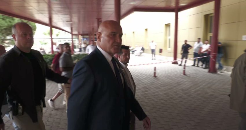Manisa'nın Turgutlu ilçesinde lise önünde düzenlenen silahlı saldırıda yaralanan öğrencileri