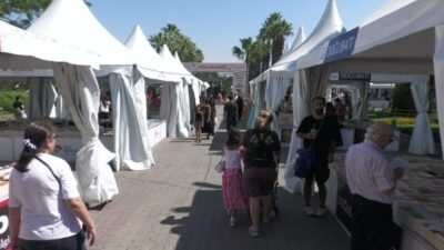 İzmir’de kitapseverleri yazar, şair, gazeteci, akademisyen ve sanatçılarla buluşturan İZKİTAP