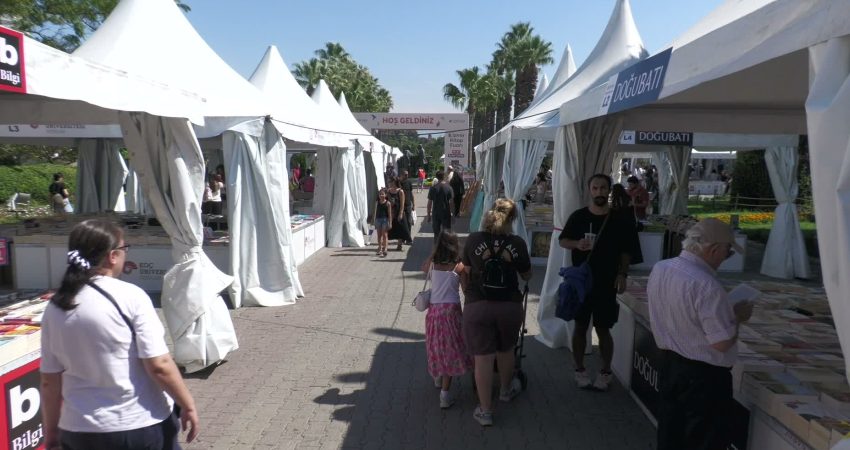 İzmir’de kitapseverleri yazar, şair, gazeteci, akademisyen ve sanatçılarla buluşturan İZKİTAP