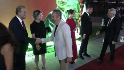 İzmir Büyükşehir Belediye Başkanı Cemil Tugay, İzmir’in kurtuluşunun 104’üncü yıl