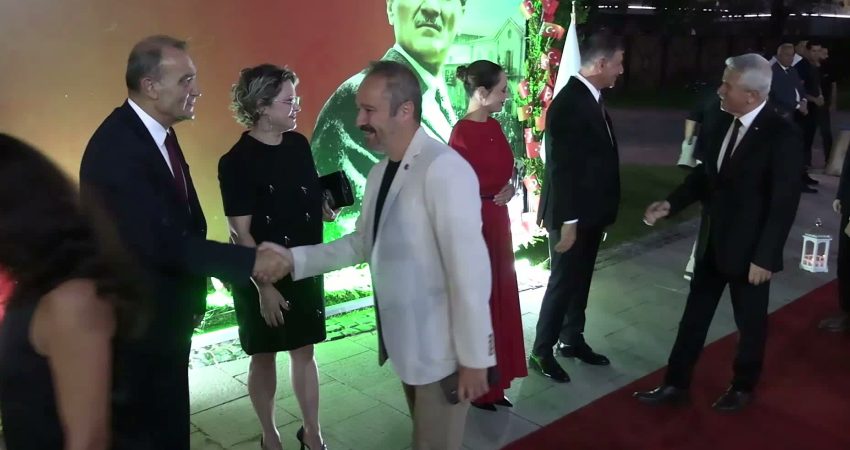 İzmir Büyükşehir Belediye Başkanı Cemil Tugay, İzmir’in kurtuluşunun 104’üncü yıl