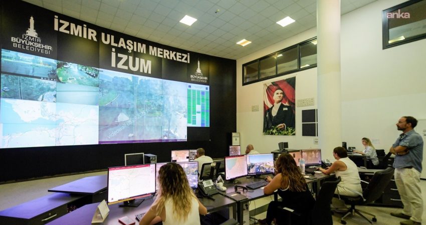 İzmir'de yeni eğitim öğretim yılının ilk gününde, kent genelinde ulaşımın