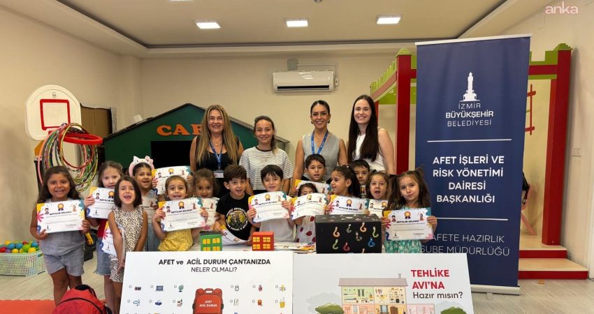 İzmir Büyükşehir’den çocuklara afet farkındalık eğitimi İzmir Büyükşehir Belediyesi, afetlere dirençli bir kent oluşturma hedefiyle çocuklara