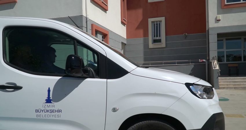 İzmir Büyükşehir’den özel gereksinimli öğrencilere sıcak yemek desteği İzmir Büyükşehir Belediyesi, eğitimde fırsat eşitliğine katkı sağlamak amacıyla özel