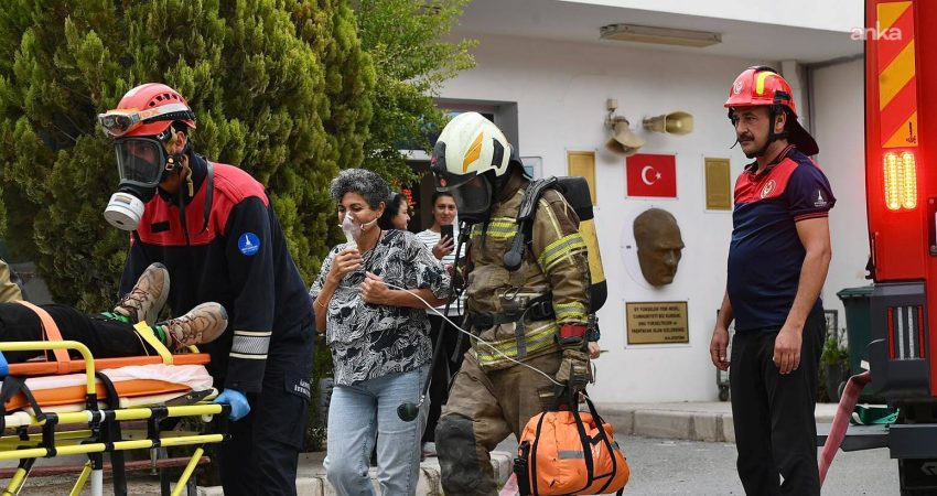 İzmir İtfaiyesi’nden öğrencilere yangın ve kurtarma tatbikatı İzmir Büyükşehir Belediyesi İtfaiye Dairesi Başkanlığı, "İtfaiye Haftası" etkinlikleri kapsamında Urla EGİAD