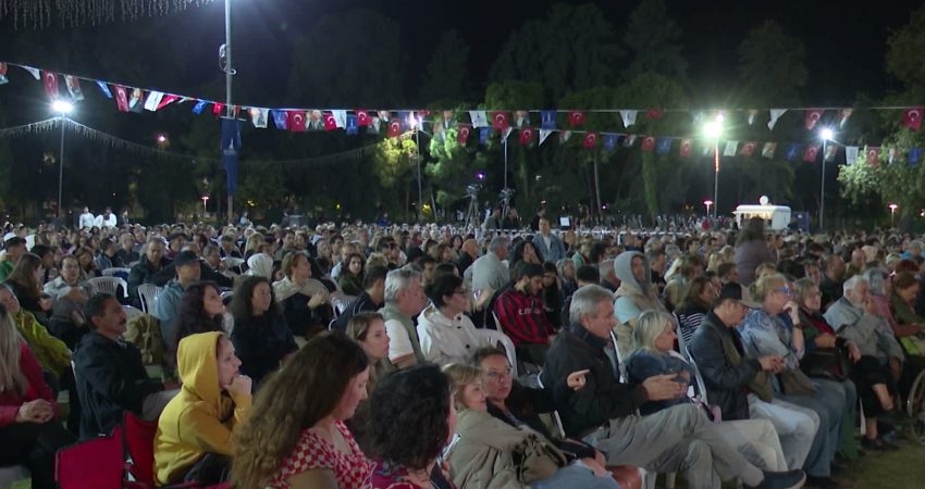 İzmir Oda Orkestrası yeni sezonu Zeytin Sahne’de açtı İzmir Büyükşehir Belediyesi’ne bağlı İzmir Oda Orkestrası, 2026/2027 sezonunu, Kültürpark