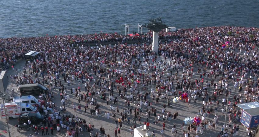 İzmir’in düşman işgalinden kurtuluşunun 104. yıl dönümü, kent genelinde düzenlenen