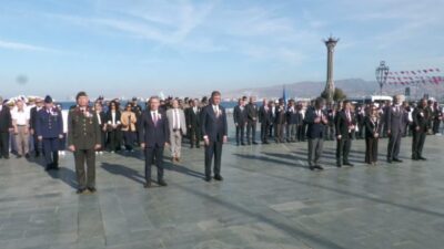 İzmir'de 19 Eylül Gaziler Günü dolayısıyla Cumhuriyet Meydanı'nda tören düzenlendi.