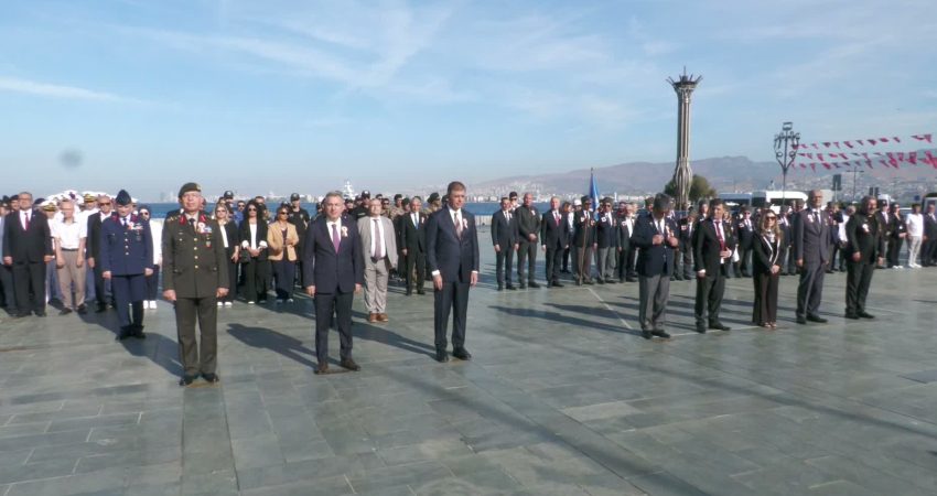 İzmir'de 19 Eylül Gaziler Günü dolayısıyla Cumhuriyet Meydanı'nda tören düzenlendi.