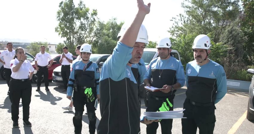 İzmir’de afetlere karşı hazırlık güçleniyor İzmir Büyükşehir Belediyesi İZSU Genel Müdürlüğü bünyesinde oluşturulan İZSU-KUT ekipleri,