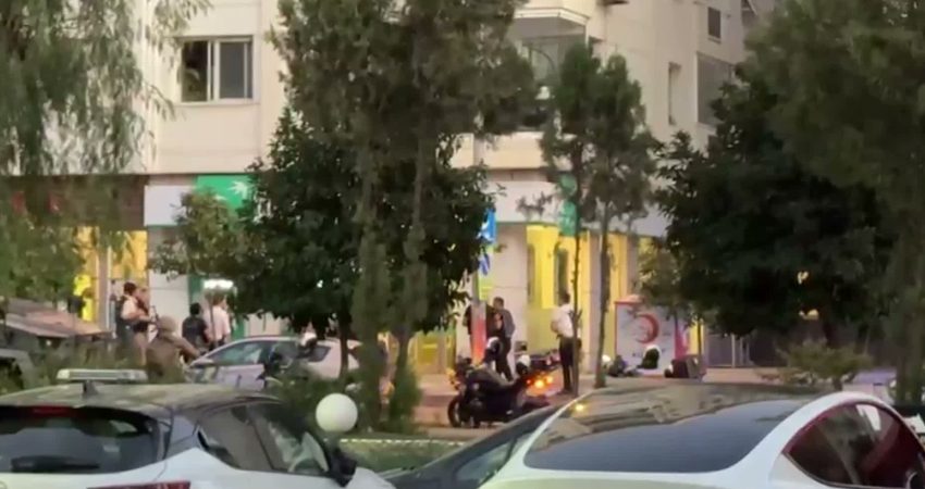 İzmir’de bankada 5 çalışanın rehin alındığı olayda şüpheli gözaltına alındı İzmir’in Karabağlar ilçesinde bir banka şubesinde özel güvenlik görevlisine ait