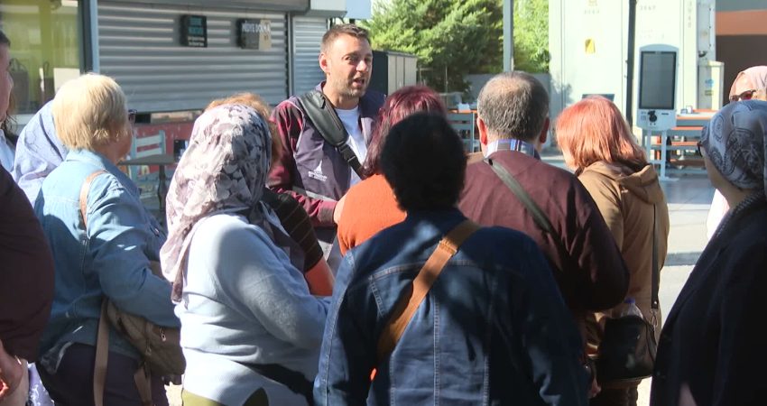 İzmir Büyükşehir Belediyesi'nin düzenlediği “Emeklilerimiz İzmir’i Keşfediyor” gezi programının yeni