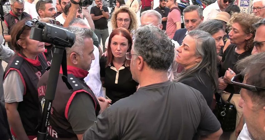 İzmir'de LGBTİ+’lara yönelik operasyonları protesto etmek isteyen grubun yürüyüşüne polis
