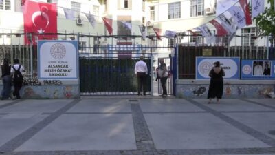 İzmir’in Konak ilçesinde deprem riski nedeniyle yıkılması planlanan okulların öğrencileri