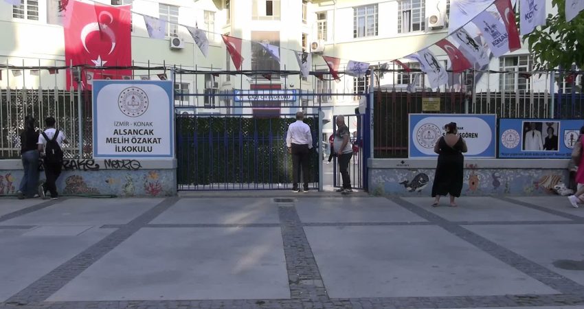 İzmir’de üç okul tek binaya sığdırıldı: Veliler isyan etti İzmir’in Konak ilçesinde deprem riski nedeniyle yıkılması planlanan okulların öğrencileri