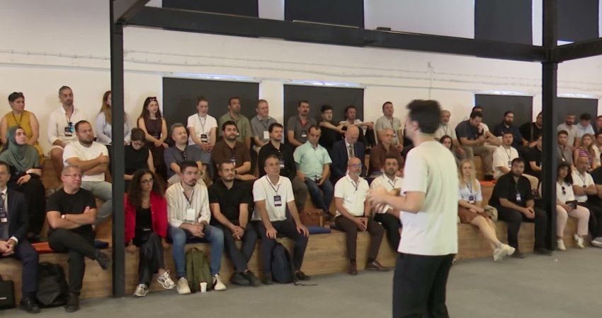 İzmir Teknoloji’nin katkılarıyla İzLab Dijital Deneyim Merkezi’nde düzenlenen “Açık Kaynak