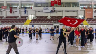 İzmir Büyükşehir Belediyesi’nin “İzmir’de Zeybek Bilmeyen Kalmasın” çağrısıyla başlattığı ücretsiz