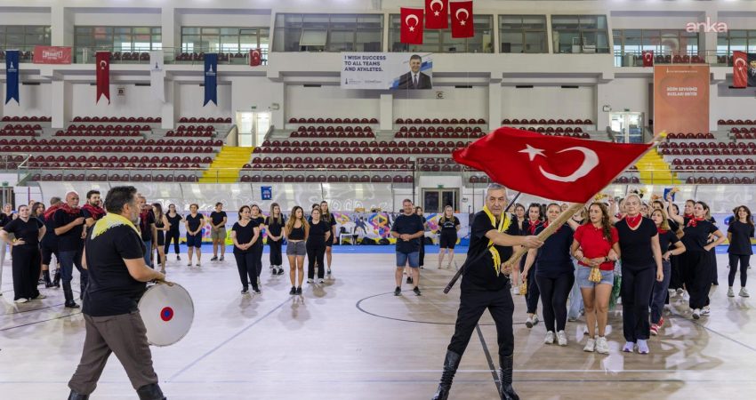 İzmir Büyükşehir Belediyesi’nin “İzmir’de Zeybek Bilmeyen Kalmasın” çağrısıyla başlattığı ücretsiz
